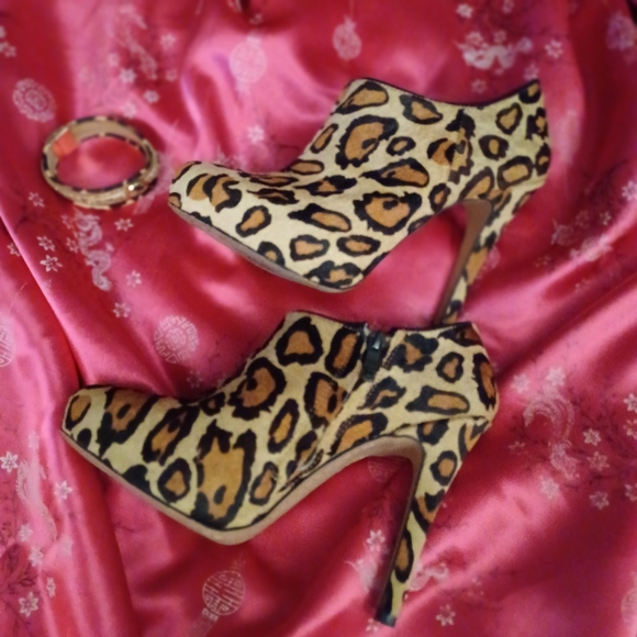 Sam Edelman Ria Leopard Bootie + FREE Matching Bracelet - Picture 3 of 10